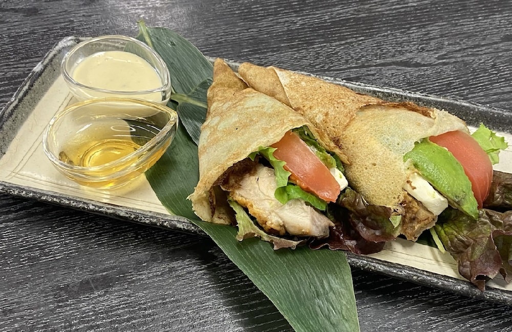 鶏肉と野菜のガレット包み　クリームチーズ添え